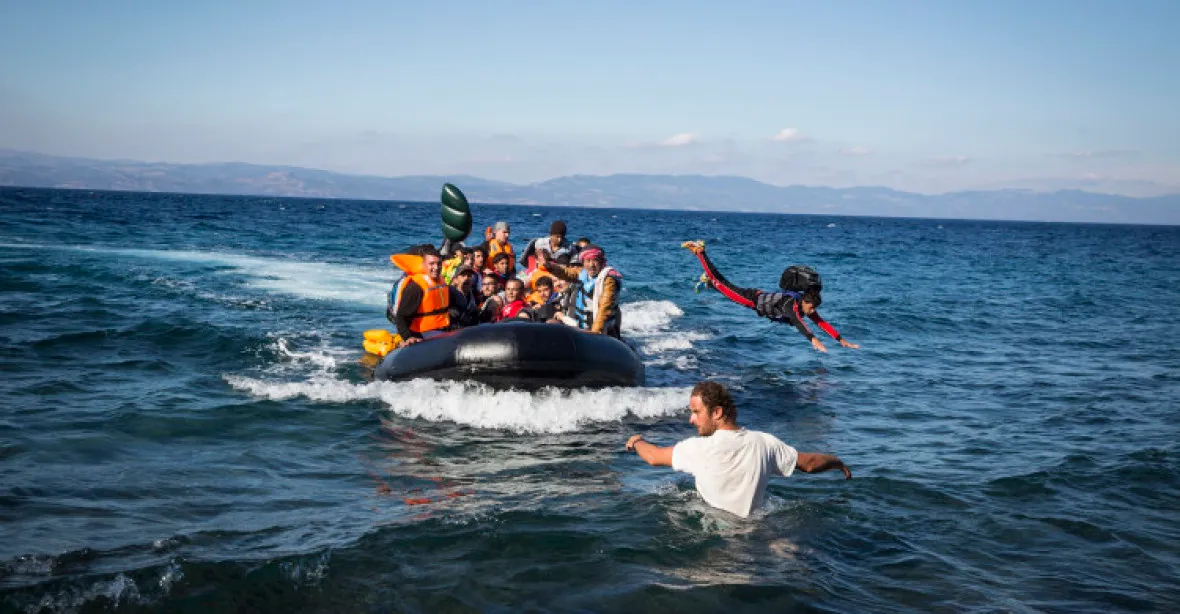 Maskovaní ozbrojenci přepadají uprchlické lodě a zabavují jim motory