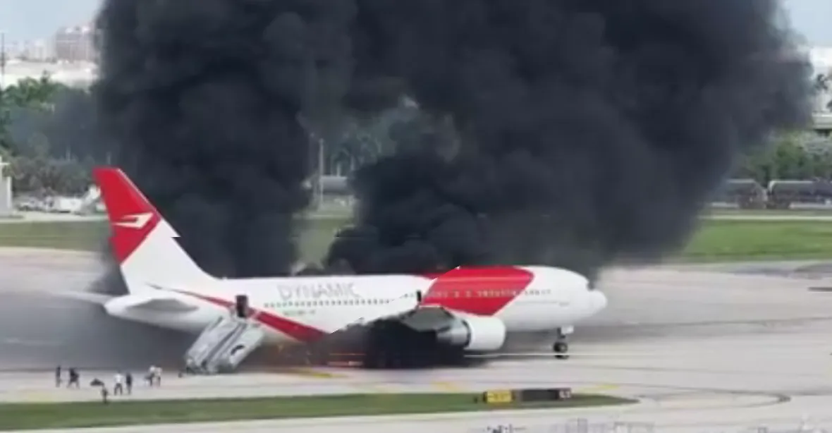 VIDEO: Letadlo začalo před odletem hořet. 21 zraněných