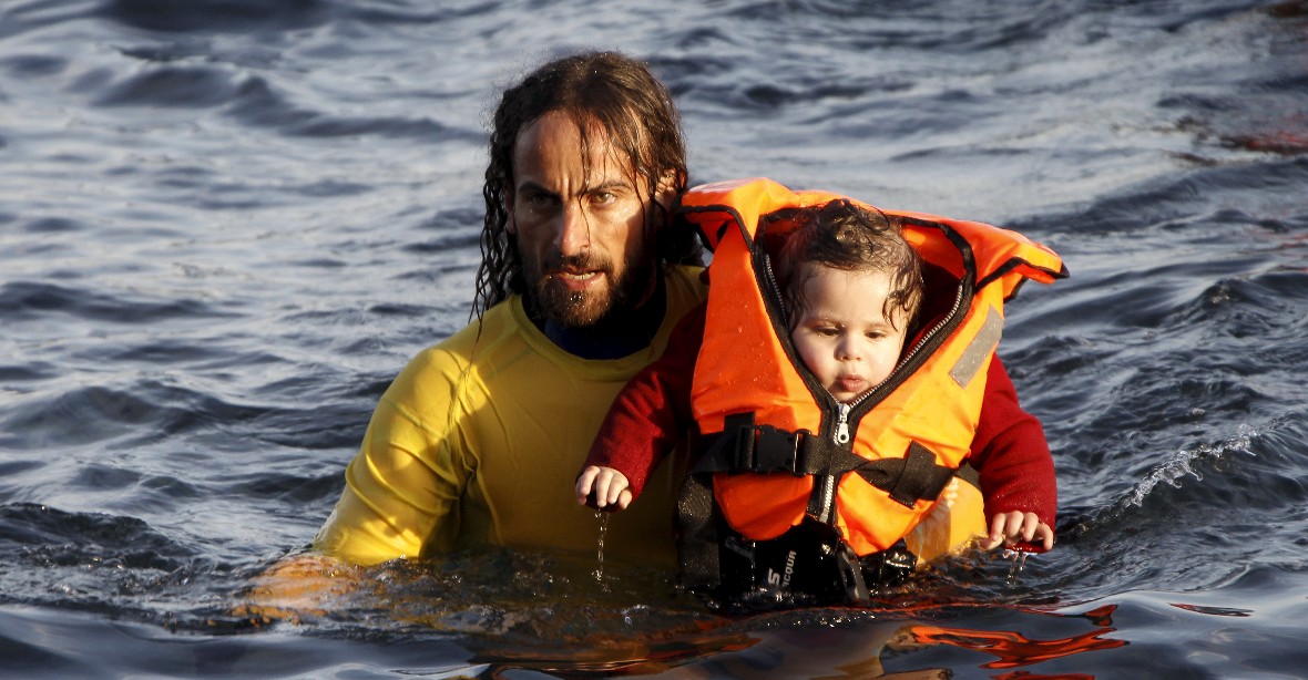 Děti uprchlíků bojují v moři o holý život. Obrazem