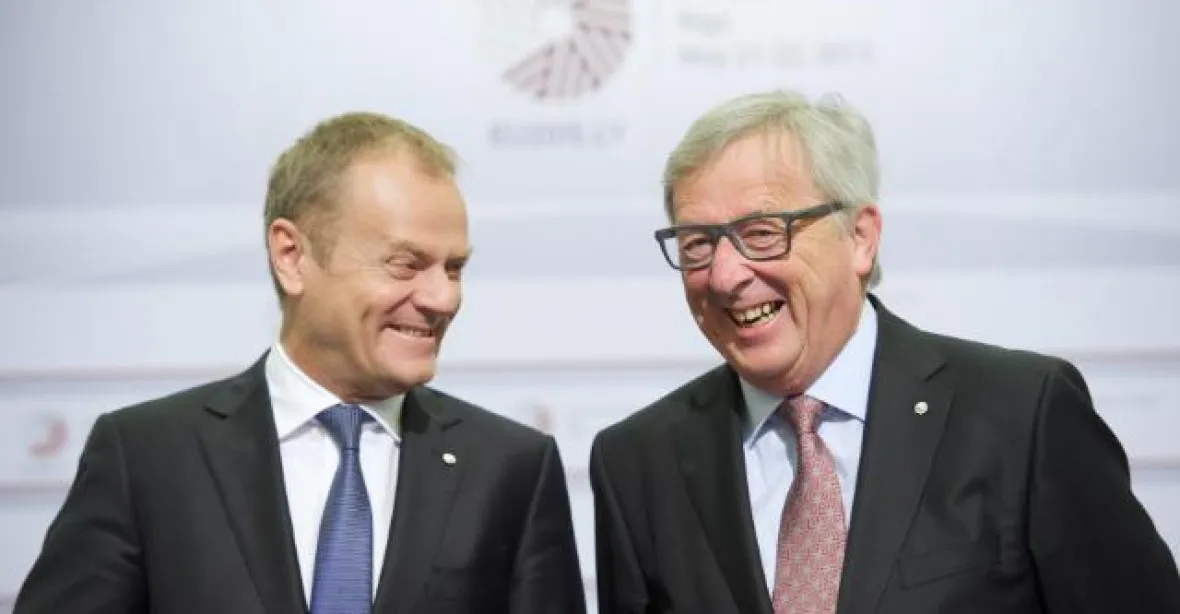VIDEO: Taky ‚viróza‘? Žoviální Juncker salutuje, líbá a fackuje