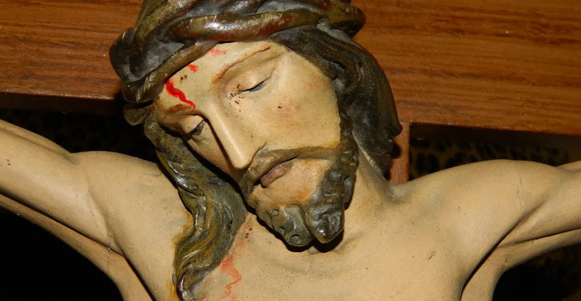 Přepracovaný farář strhl a zničil sochu Ježíše