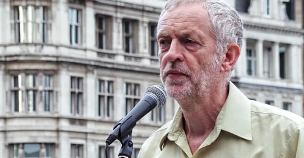 Corbyn šokoval. Vůdce labouristů odmítl pokleknout před královnou