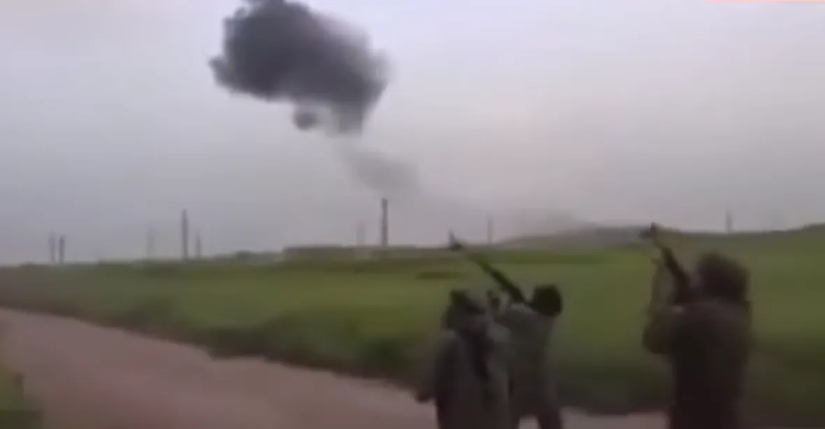 VIDEO: Ruského pilota rozstříleli v padáku, druhého Syřani zachránili