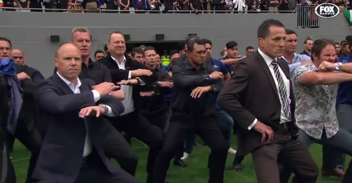VIDEO: Emotivní haka v kravatách na pohřbu rugbyové legendy