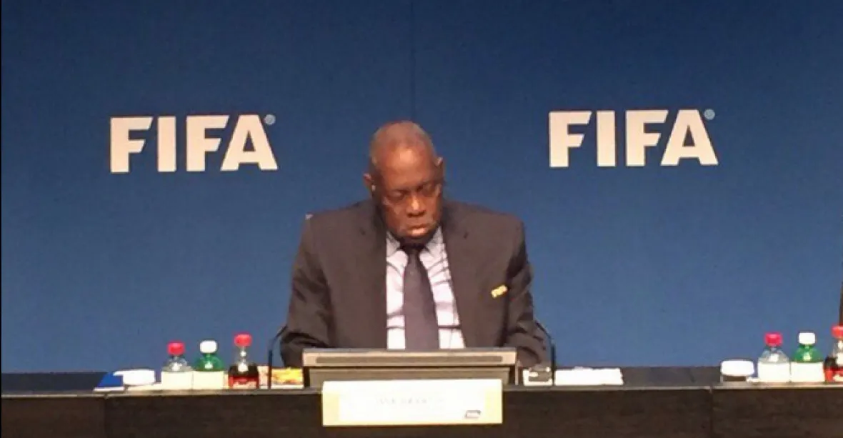 Náročné dny ve FIFA. Šéf usnul na tiskové konferenci