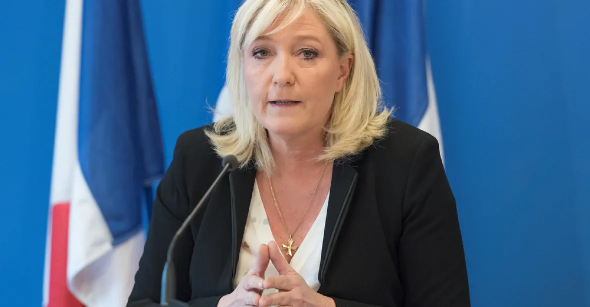 Francouzi volili v regionech, triumf slaví Le Penová