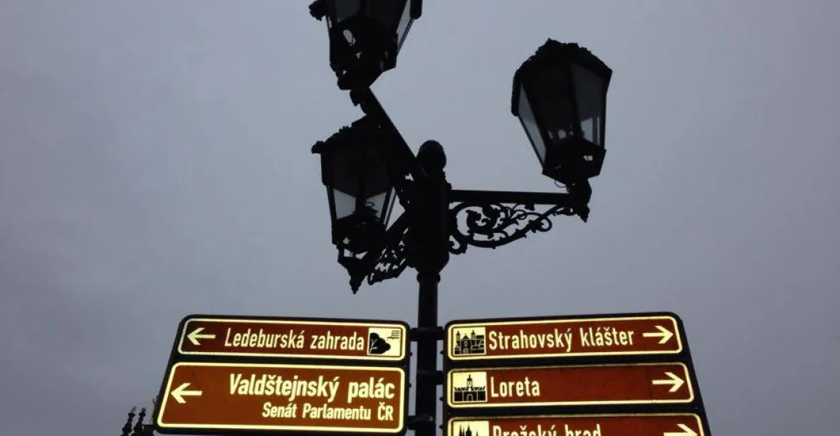 Turisté v Praze bloudí. Rozcestníky v češtině nepomáhají