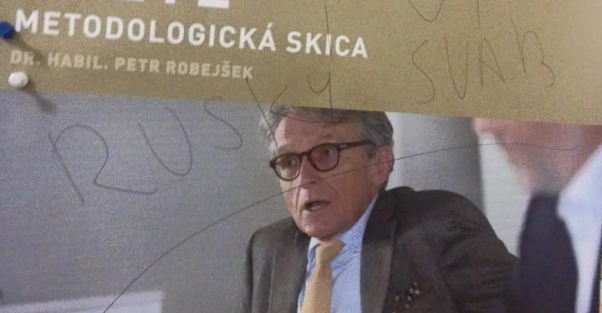 ‚Ruský šváb‘, popsal Putna plakáty s Robejškem před přednáškou na UK