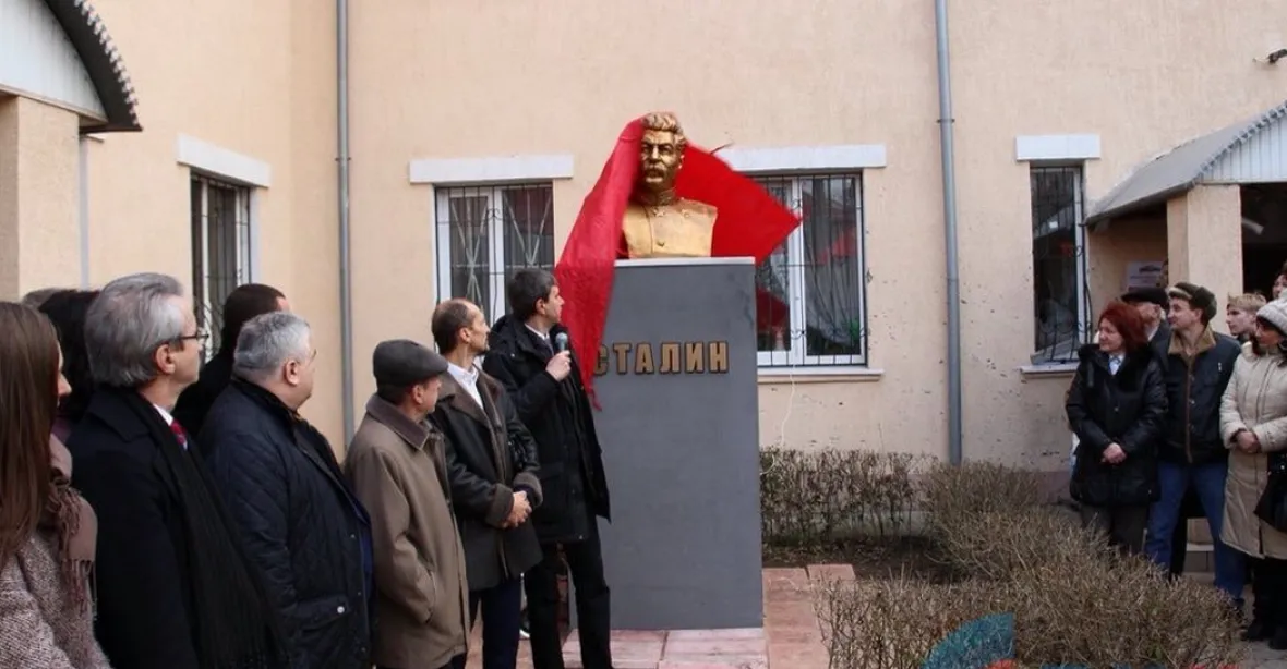 V Luhansku odhalili novou zlatou bustu Stalina