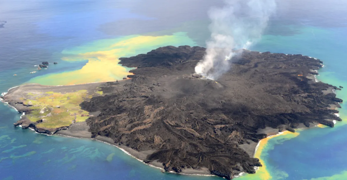 Podívejte se: Sopečný ostrov, který se zvětšuje před očima