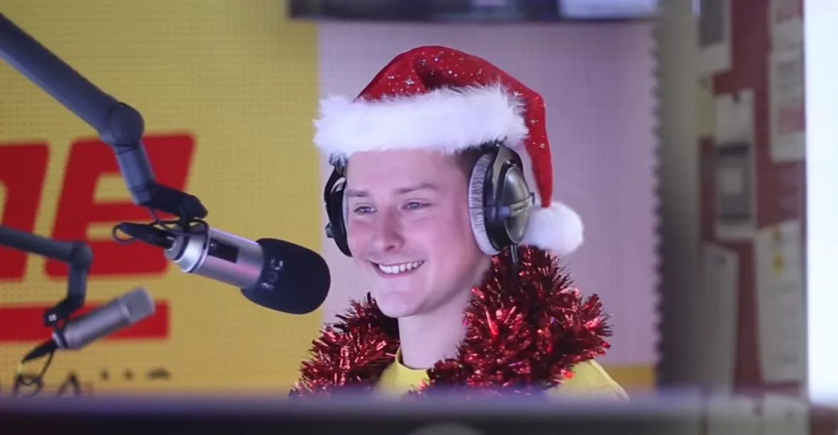 Rádio hrálo dvě hodiny v kuse Last Christmas. DJ se zabarikádoval