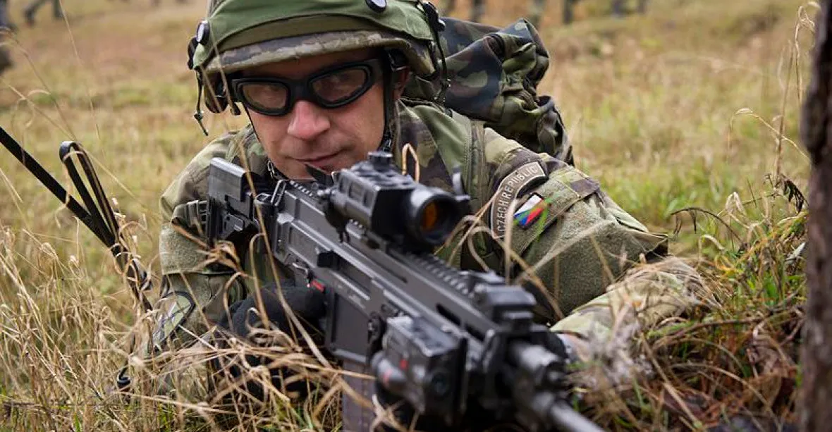 Půl miliardy za nové zbraně. Česká armáda doplňuje zásoby