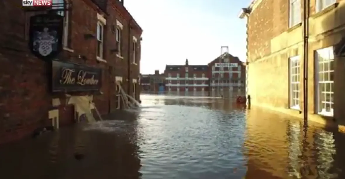 Anglii zasáhly rekordní povodně, tisíce lidí bez proudu