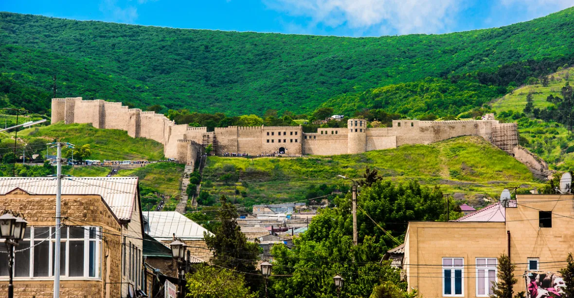 V dagestánské pevnosti stříleli teroristé po turistech, jeden mrtvý