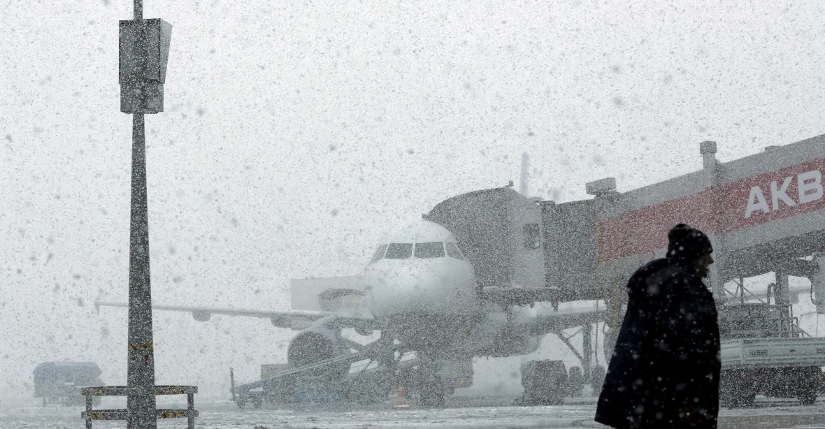Istanbul zaskočil sníh. Ruší se stovky leteckých spojů, i s Prahou