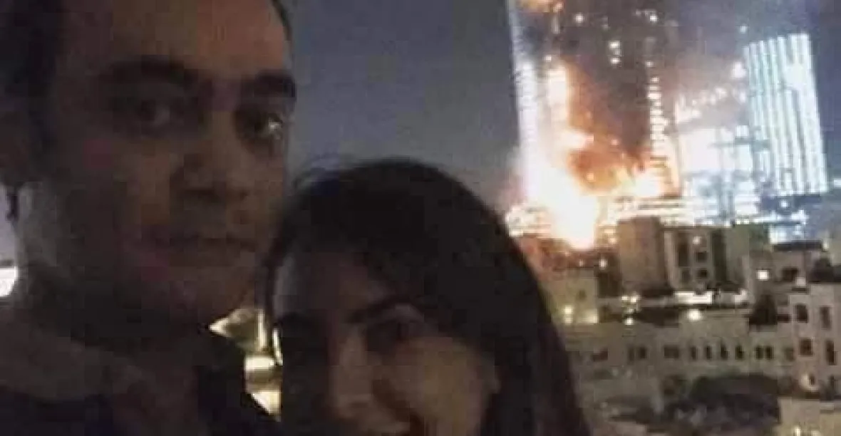 Selfie roku: pár se chlubí snímkem před hořícím mrakodrapem