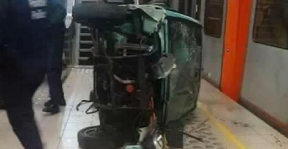 VIDEO: Mladíci na Silvestra shodili auto do stanice metra