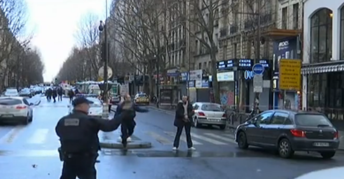 V Paříži zastřelili útočníka s nožem. Křičel ‚Alláhu Akbar‘ a měl vlajku IS
