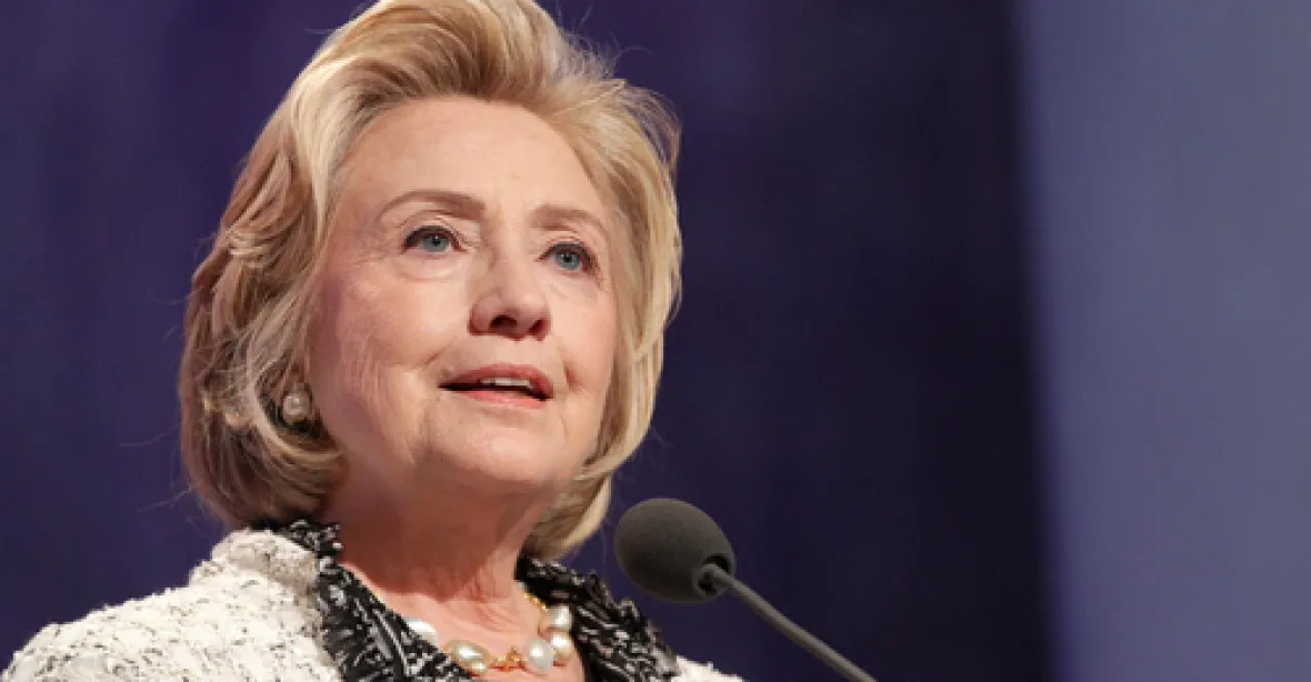 Clintonová odstranila z dokumentů utajení a pak nešifrovala