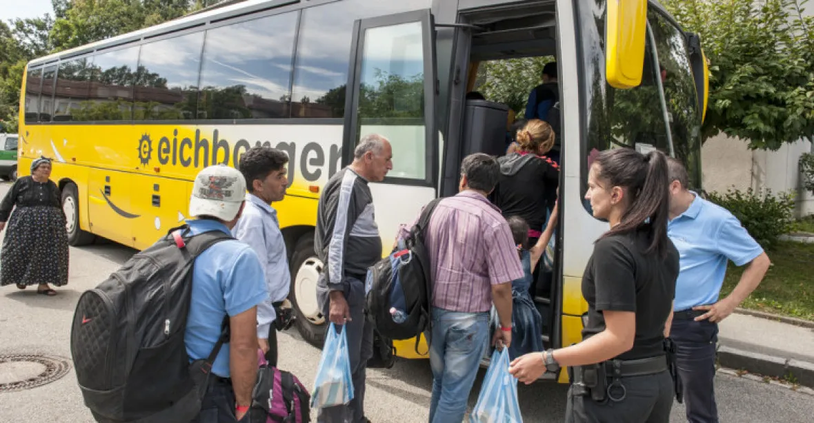‚Podvedení a zneužití.‘ Autobus běženců se od Merkelové vrací zpět