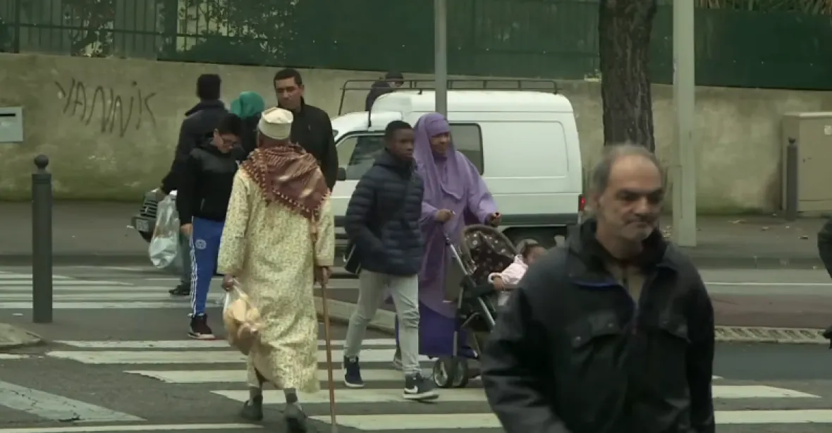 ‚No-go zóny přerůstají Paříži přes hlavu: žena tu není totéž co muž‘