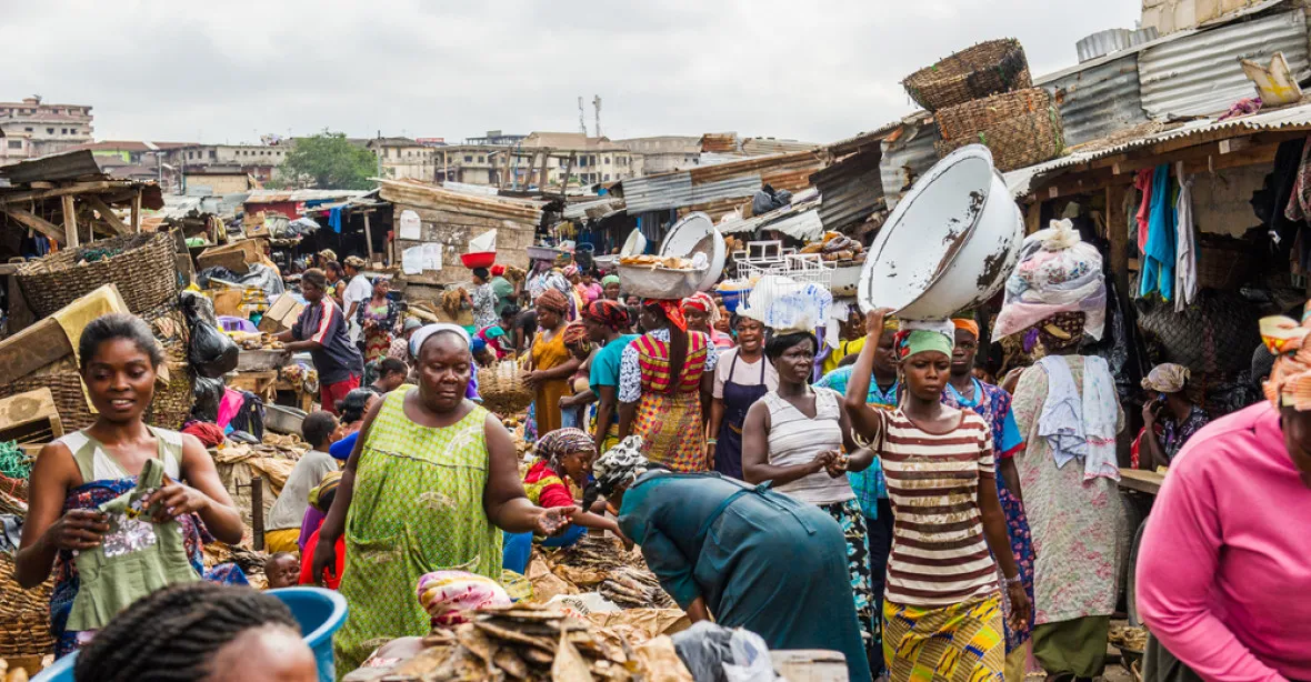 Sebevražední atentátníci zabili na tržišti v Kamerunu 28 lidí