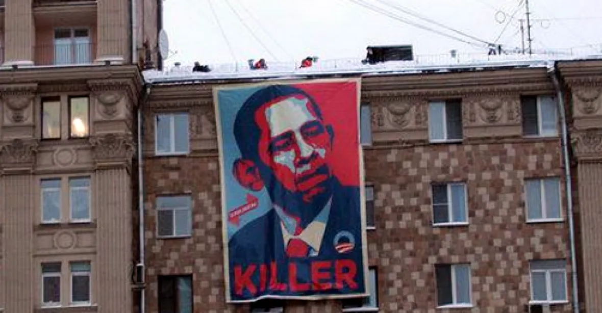 ‚Obama je vrah.‘ USA protestují proti plakátu v Moskvě