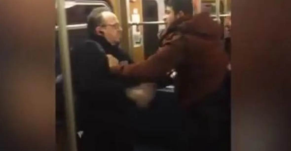 VIDEO: Běženci se v metru porvali s německými seniory