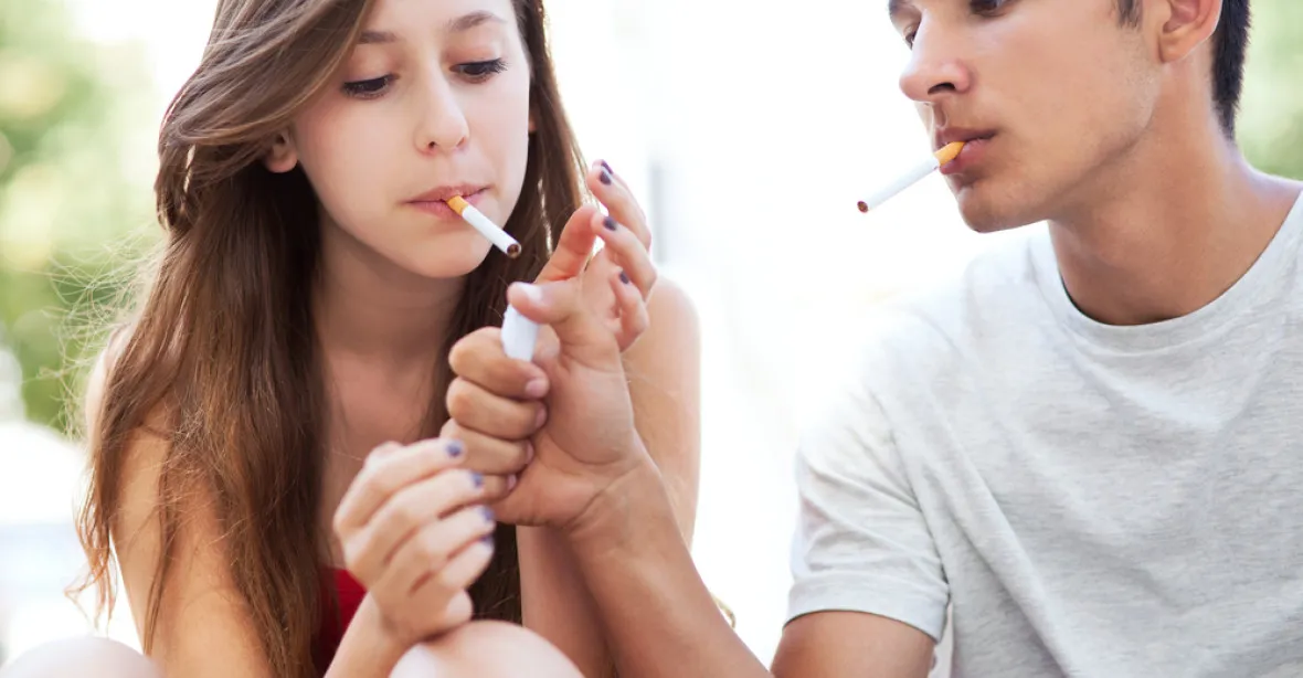 Ve francouzských školách povolují žákům zase kouřit. Kvůli terorismu