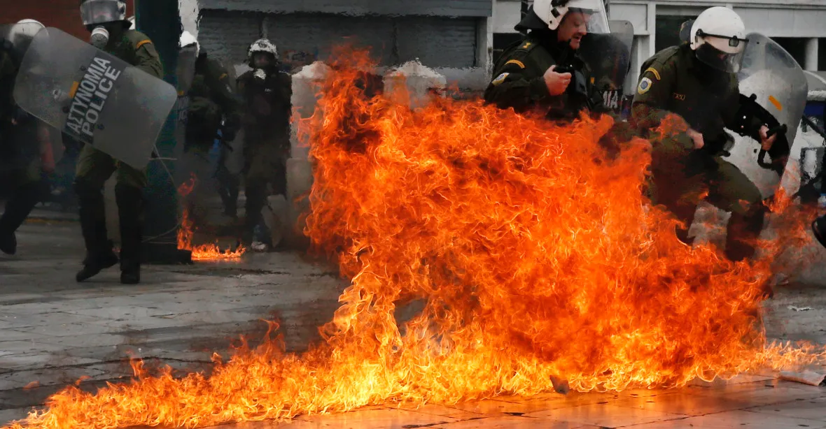 Atény v plamenech. Řekové protestovali zápalnými lahvemi proti reformě