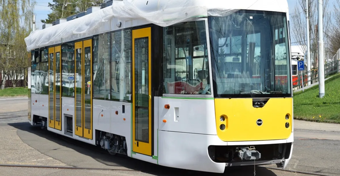 Pražská MHD zkouší nový model tramvaje. Říkají jí Evička