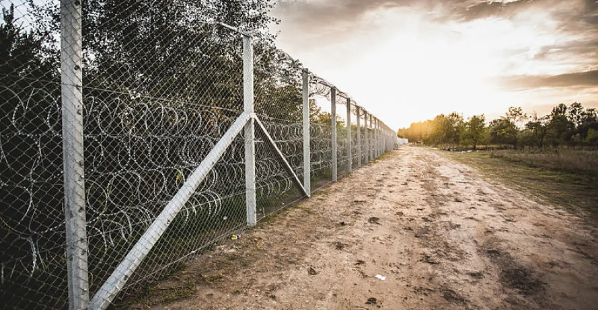 Makedonii jeden plot na řeckých hranicích nestačí. Zdvojuje ho
