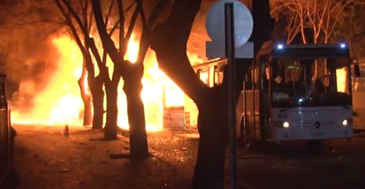 Bombový útok v Ankaře. Mrtvých jsou tři desítky