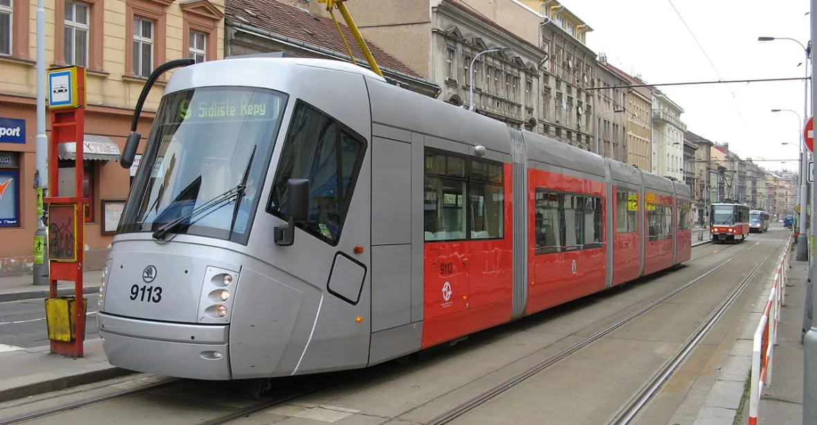 Ostuda pražské dopravy: ze 60 nových tramvají jezdí jen čtyři