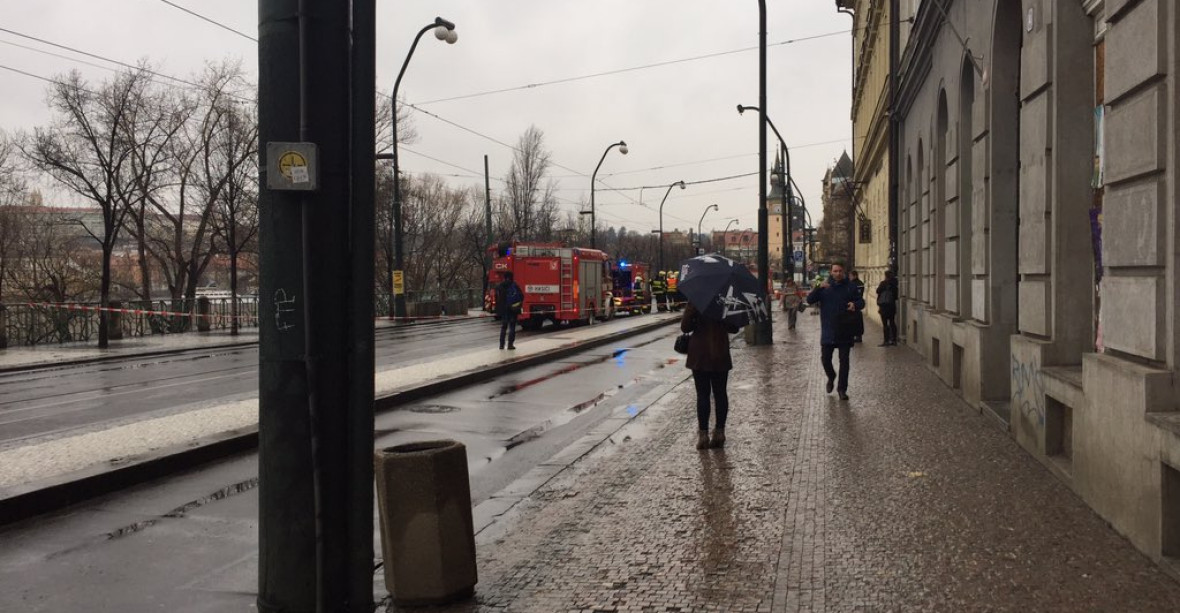 V Praze na Smetanově nábřeží unikal plyn