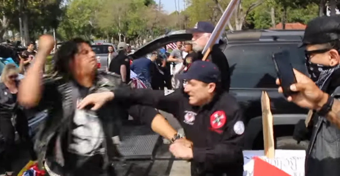 Členy Ku Klux Klanu napadli odpůrci. Policie prý nechtěla pomoci