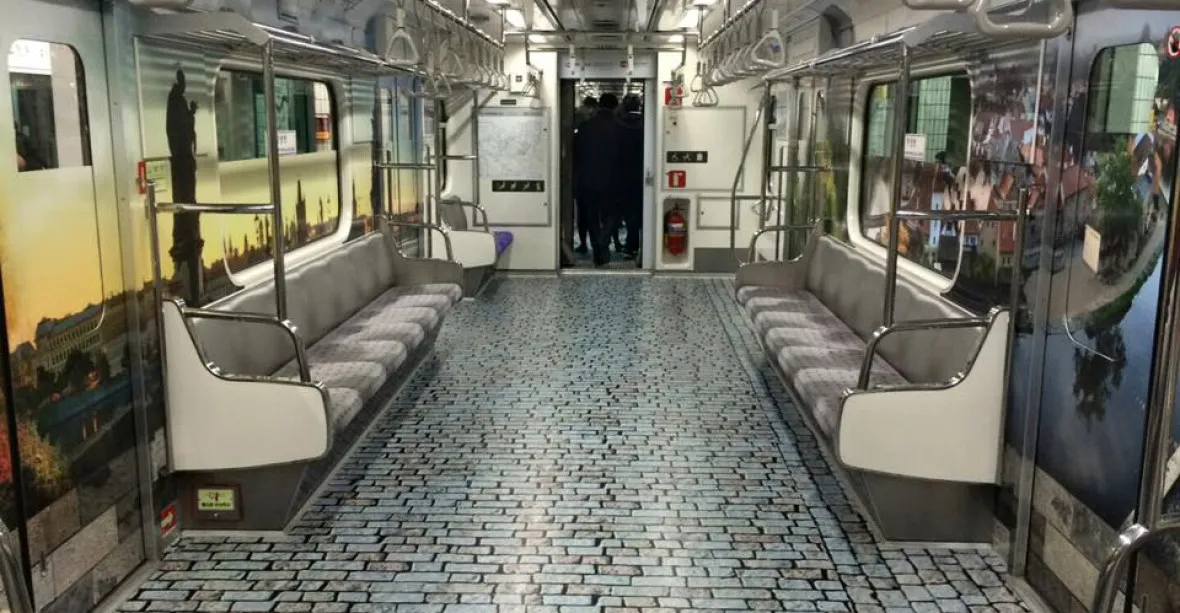 Unikátní snímky z Koreje: ve vagonu metra mají pražskou dlažbu