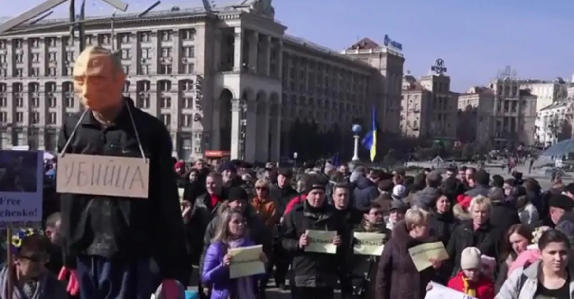 ‚Putin je vrah.‘ Demonstranti v Kyjevě žádali propuštění Nadiji Savčenkové