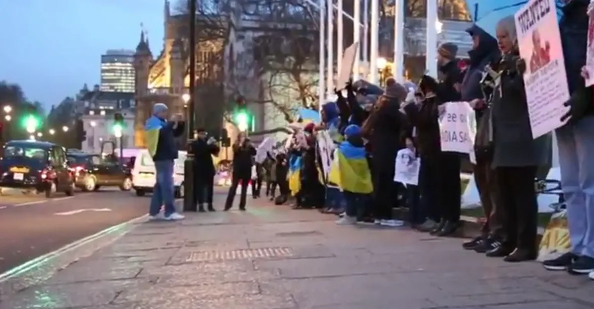 Pusťte Savčenkovou, skandovali lidé v Kyjevě, Londýně i Moskvě