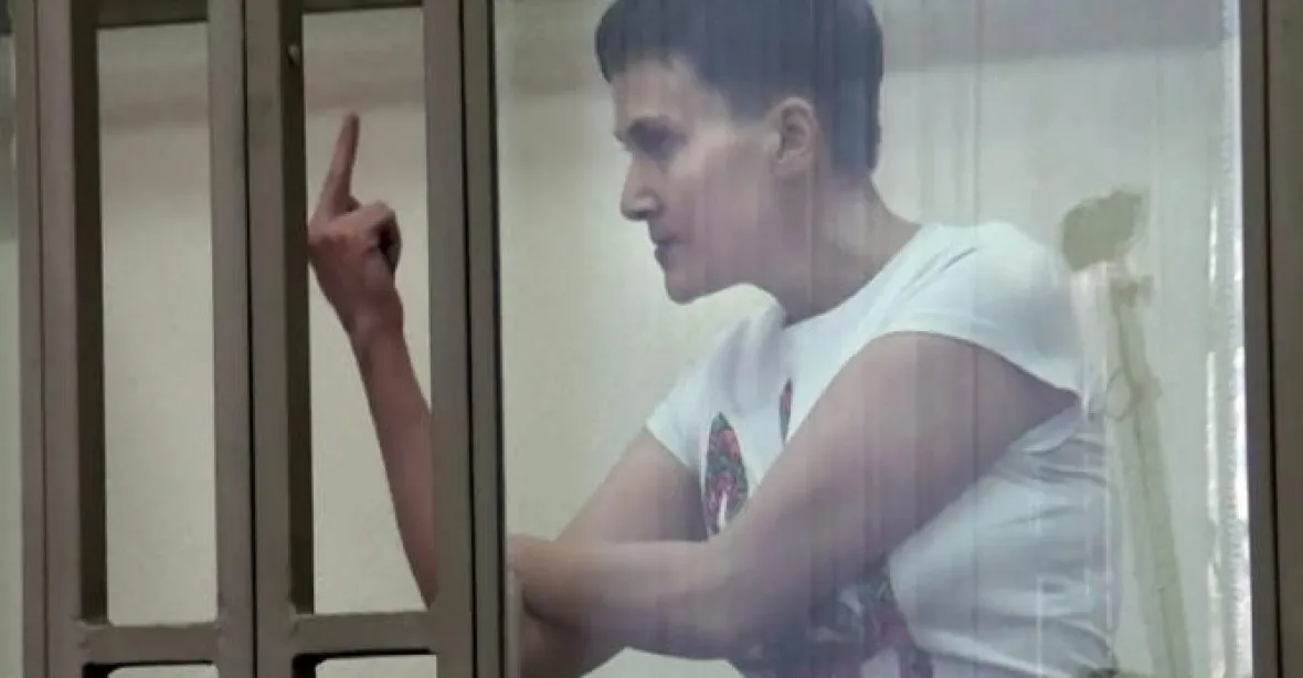 VIDEO: Tady máte! Savčenková vytasila na ruský soud prostředníček