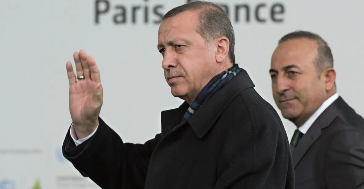 Erdogana rozčílilo rozhodnutí Ústavního soudu. Hrozí mu zrušením