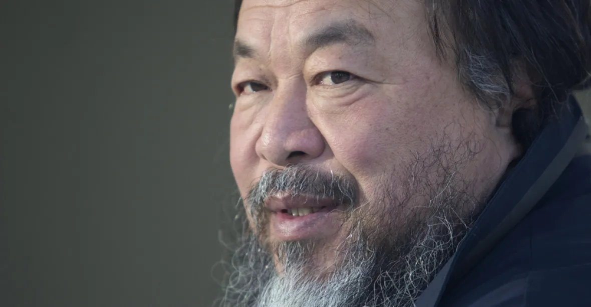 Aj Wej-wej podpořil uprchlíky, nechal se ostříhat v jejich táboře
