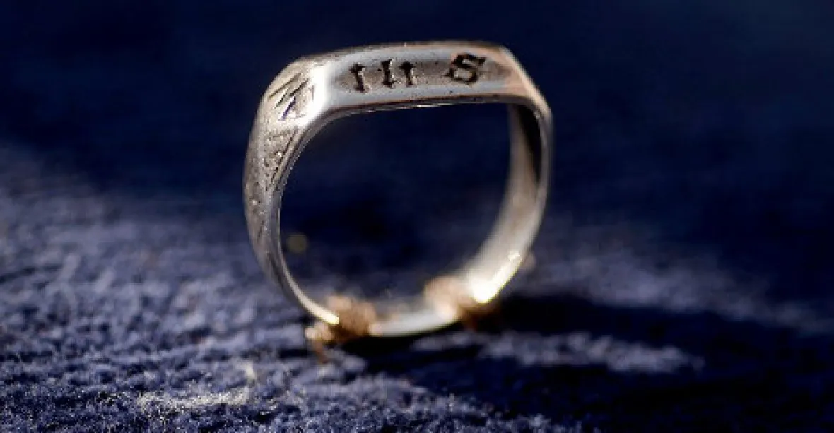 Čí je prsten Johanky z Arku? Britů, nebo Francouzů?