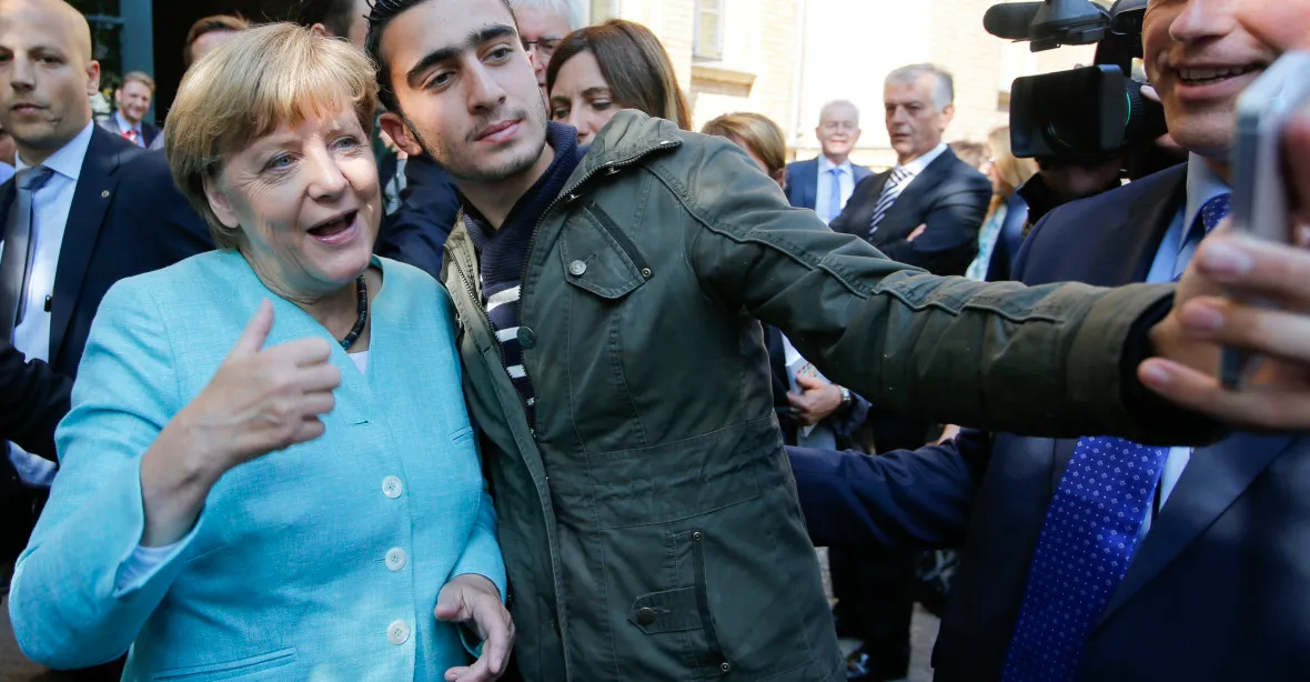Fotila se Merkelová s teroristou? Rusové řeší selfie
