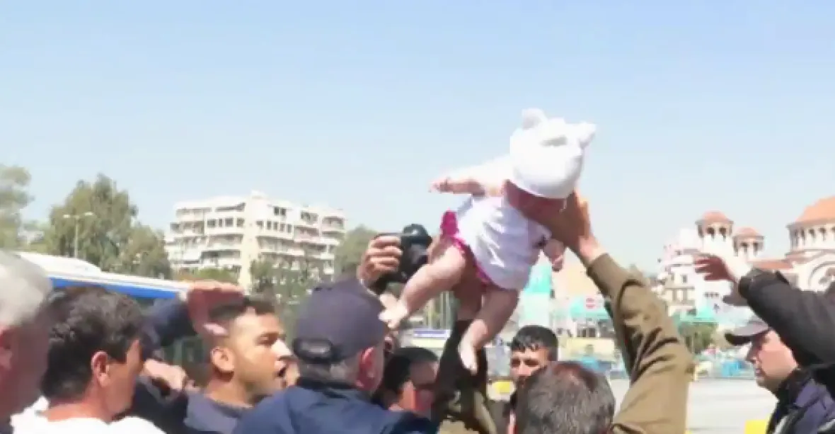 ‚Hodím ho po vás!‘ Uprchlík hrozil úředníkům s miminkem v náručí
