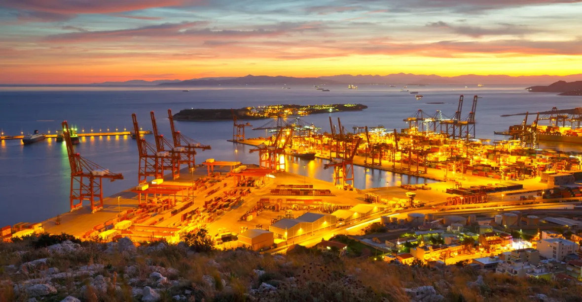 Největší řecký přístav Pireus už nepatří Řecku, ale Číňanům