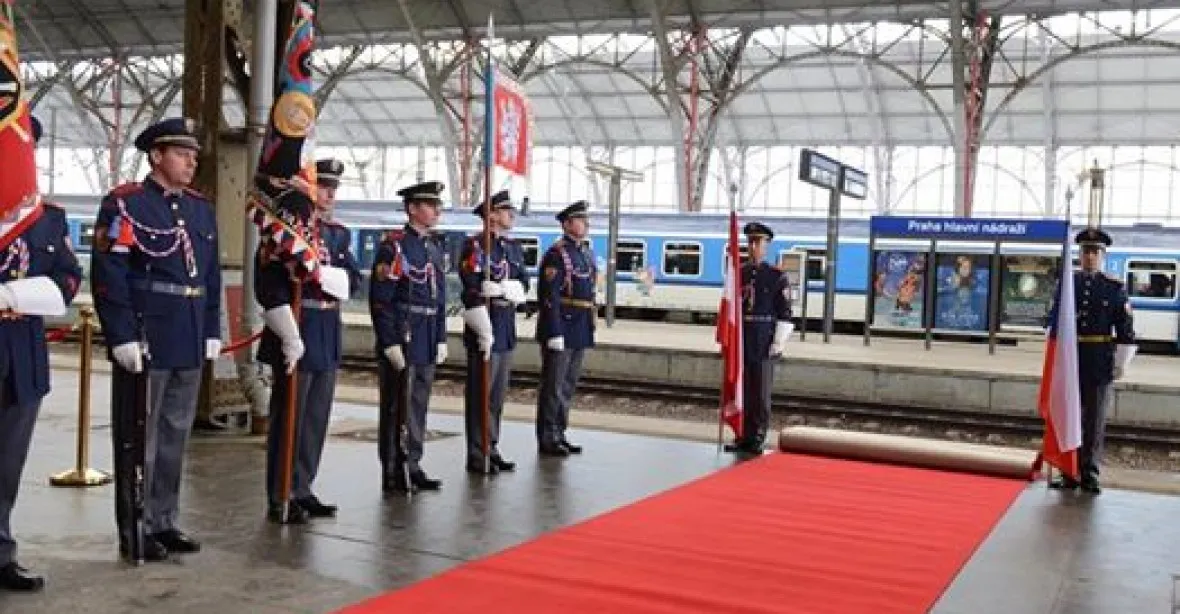 Rakouský prezident dorazil do ČR vlakem. Zeman ho přivítá ve Stochově