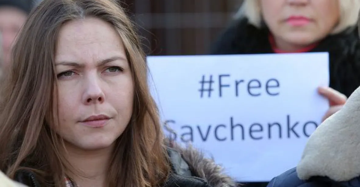 Rusové odmítají sestru Savčenkové pustit ze země. Urazila soud