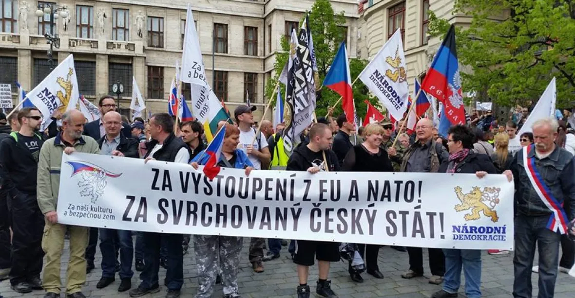 1. máj v ulicích: nacionalisté šli na ČSSD. ‚Jdeme je vyjíst a vypít‘