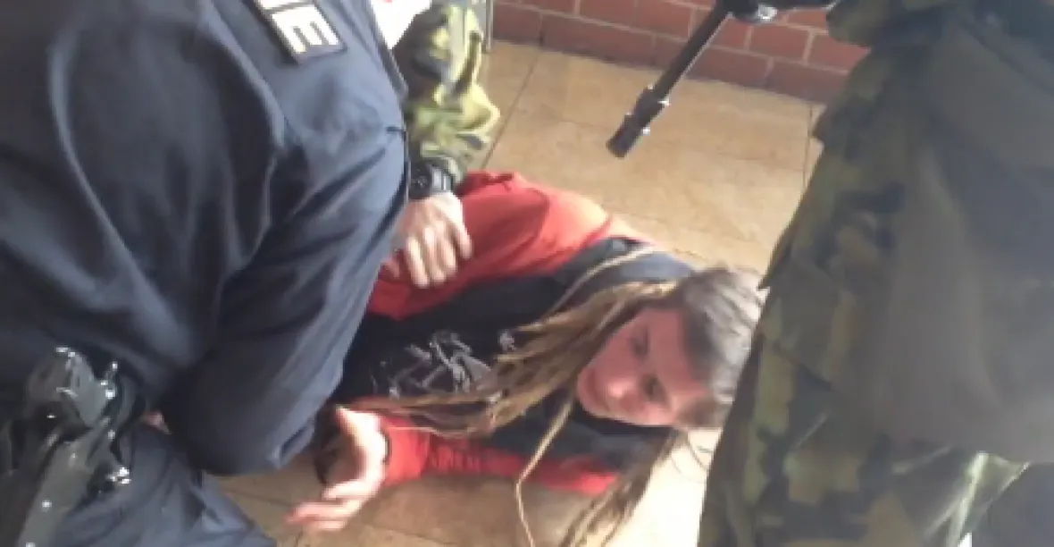 Další policejní zásah: hlídka spoutala mladíka na zemi kvůli občance